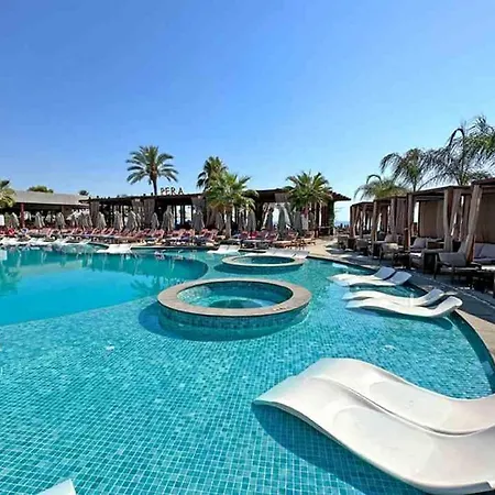 アパート Grand Sapphire Casino, High Floor, Sea View Lythrodhondas