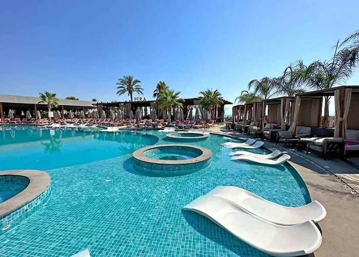 Appartement Grand Sapphire Casino, High Floor, Sea View Lythrodhondas